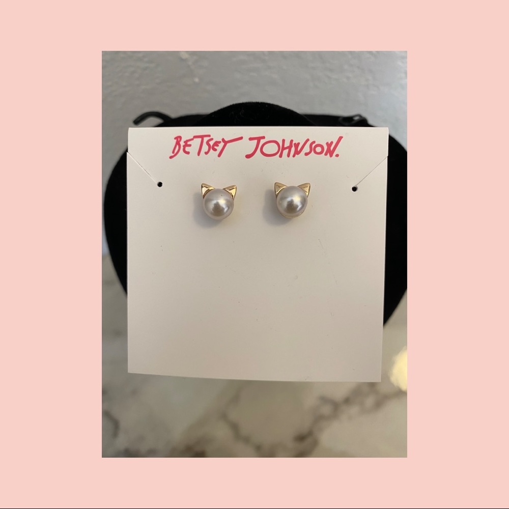 Betsey Johnson- Pearl & gold accent “cat” Fashion Earrings NEW